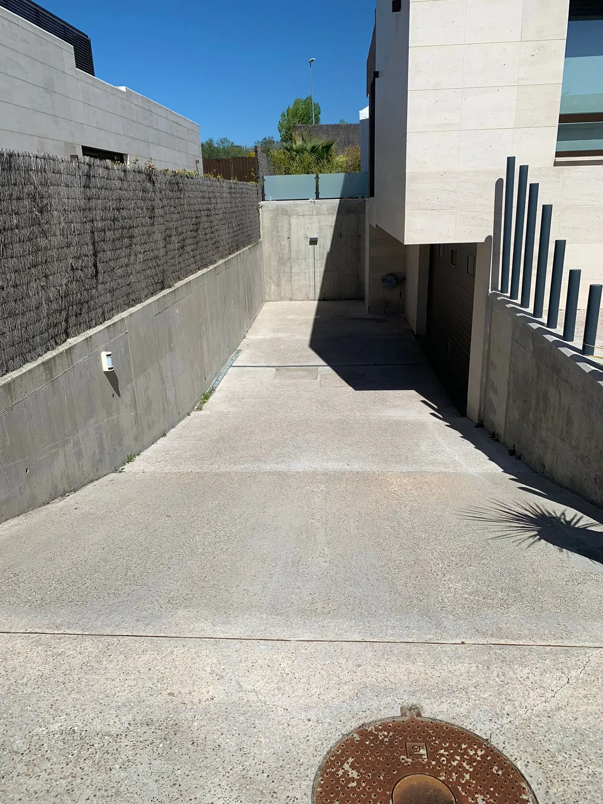 Rampa de garaje en Los Satélites, Majadahonda, antes de la reforma